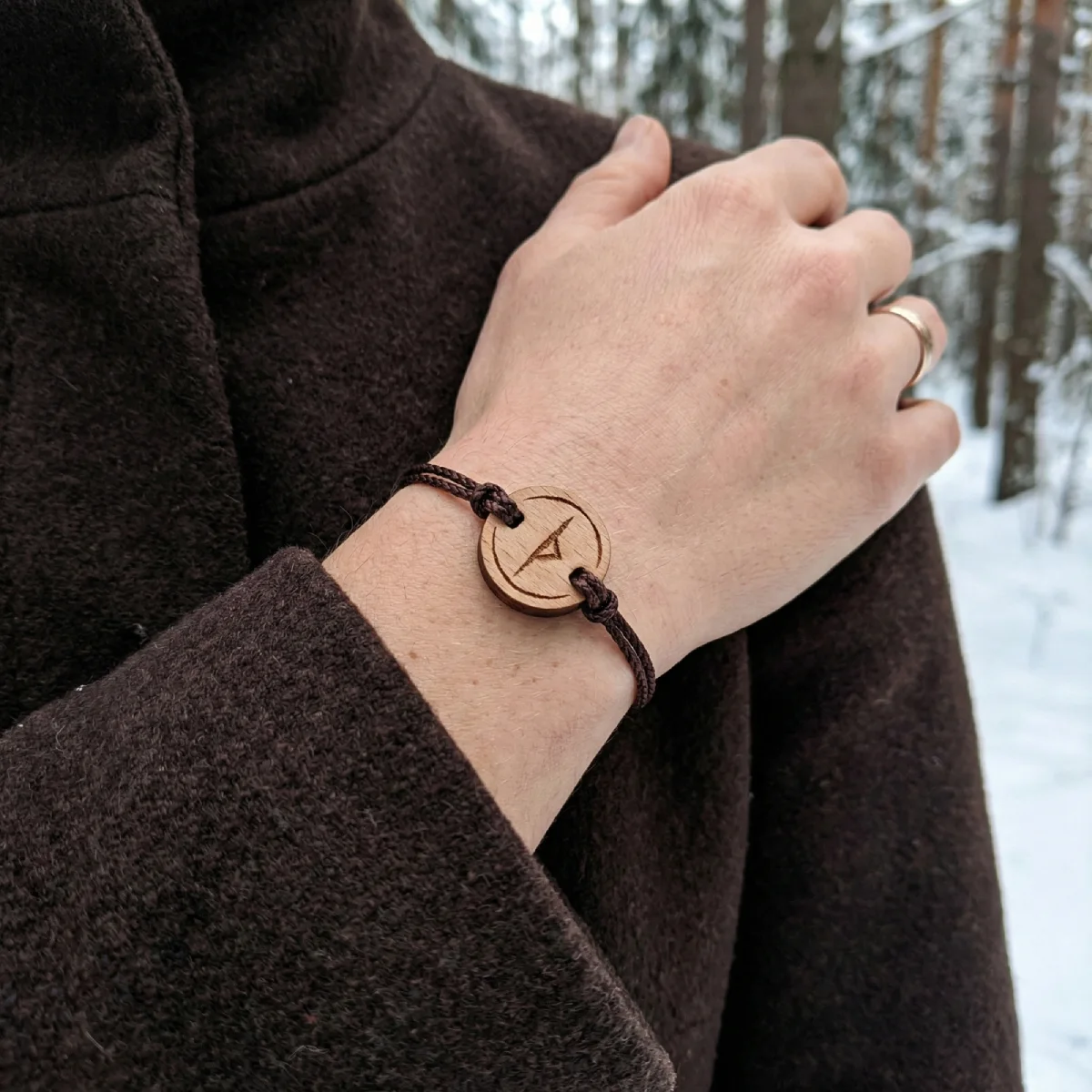 bracelet-en-bois-viking-thurisaz Bracelet en bois suisse au design de rune viking thurisaz porté par une femme en pleine nature