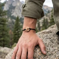 Bracciale con pois in legno Braccialetto svizzero in legno, motivo montagna, indossato da un uomo