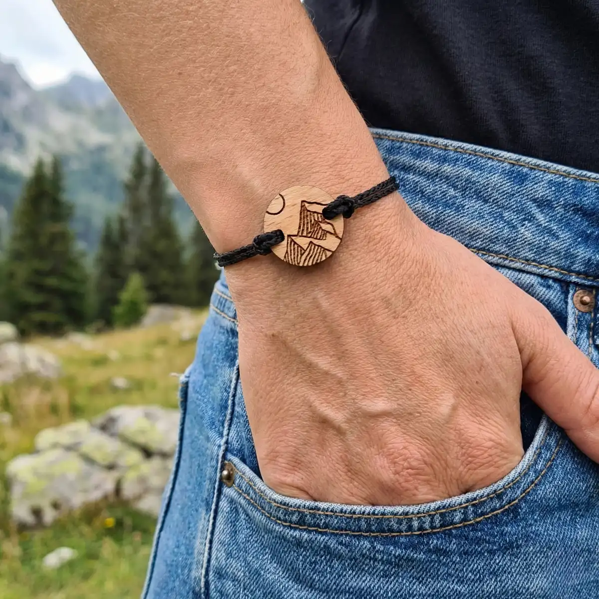 braccialetto con puntini di legno-1 Braccialetto svizzero in legno, motivo montagna, indossato da una donna