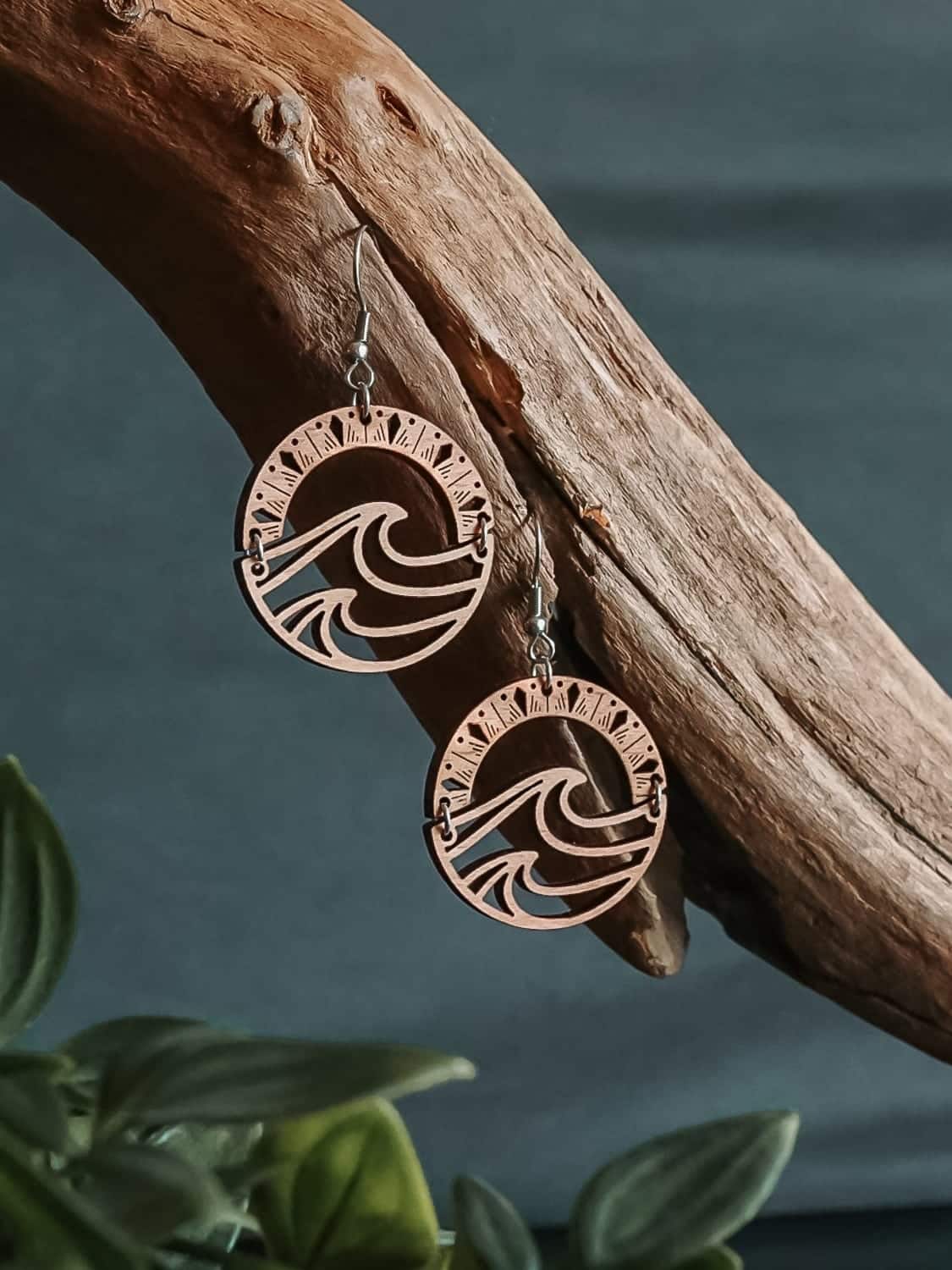 Vag wooden earrings with ethnic patterns and wave design