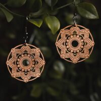 Orecchini in legno svizzero Elaïa con motivo mandala