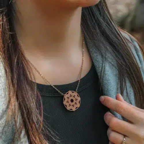 Collier en bois Elaïa au design de mandala