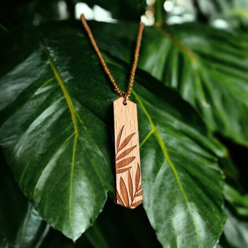 Collier en bois suisse au motif de feuilles exotiques
