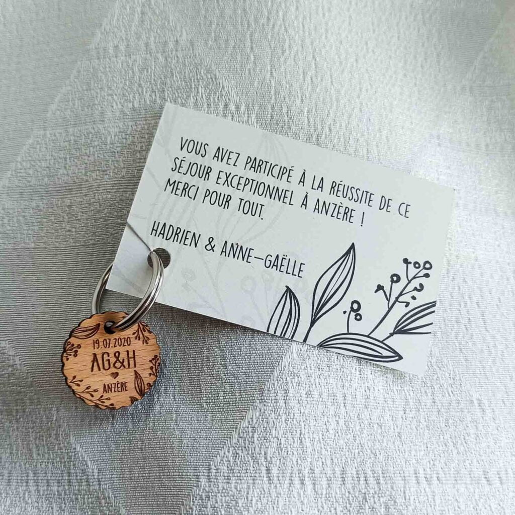 Porte clé en bois personnalisé pour un mariage