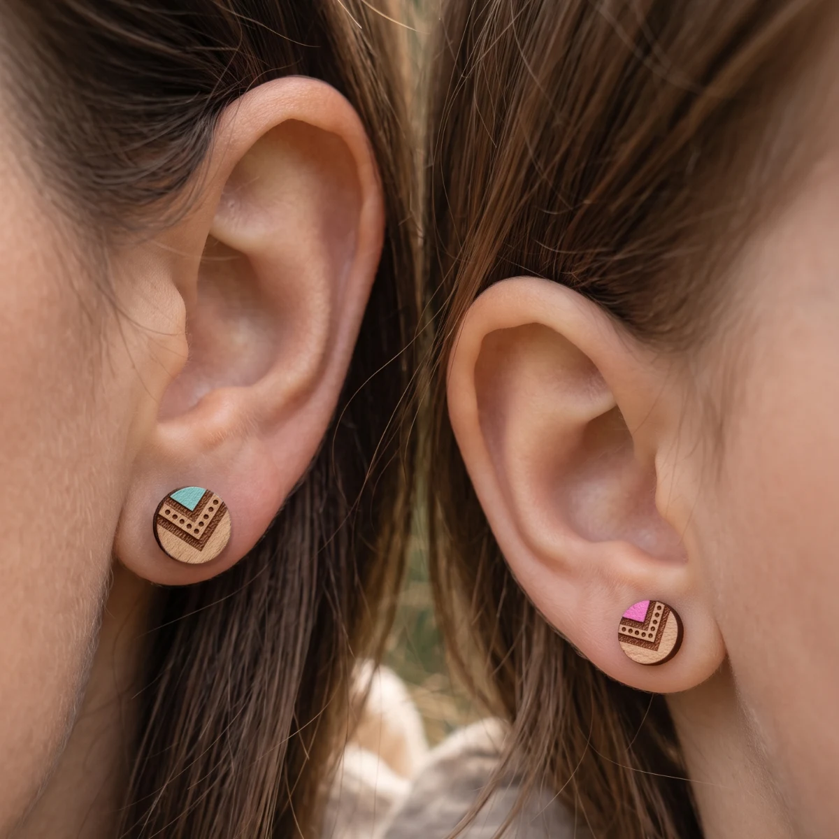 clous-oreilles-bois-indyana-couleur-mere-fille Clous d'oreilles en bois Indyana (Série colorée)