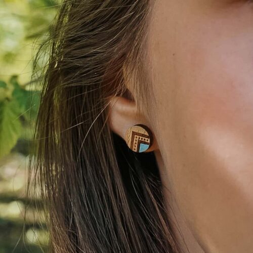 clous d'oreilles en bois Indyana peints à l'acrylique
