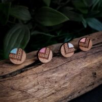 Orecchini a bottone in legno Indyana dipinti con colori acrilici