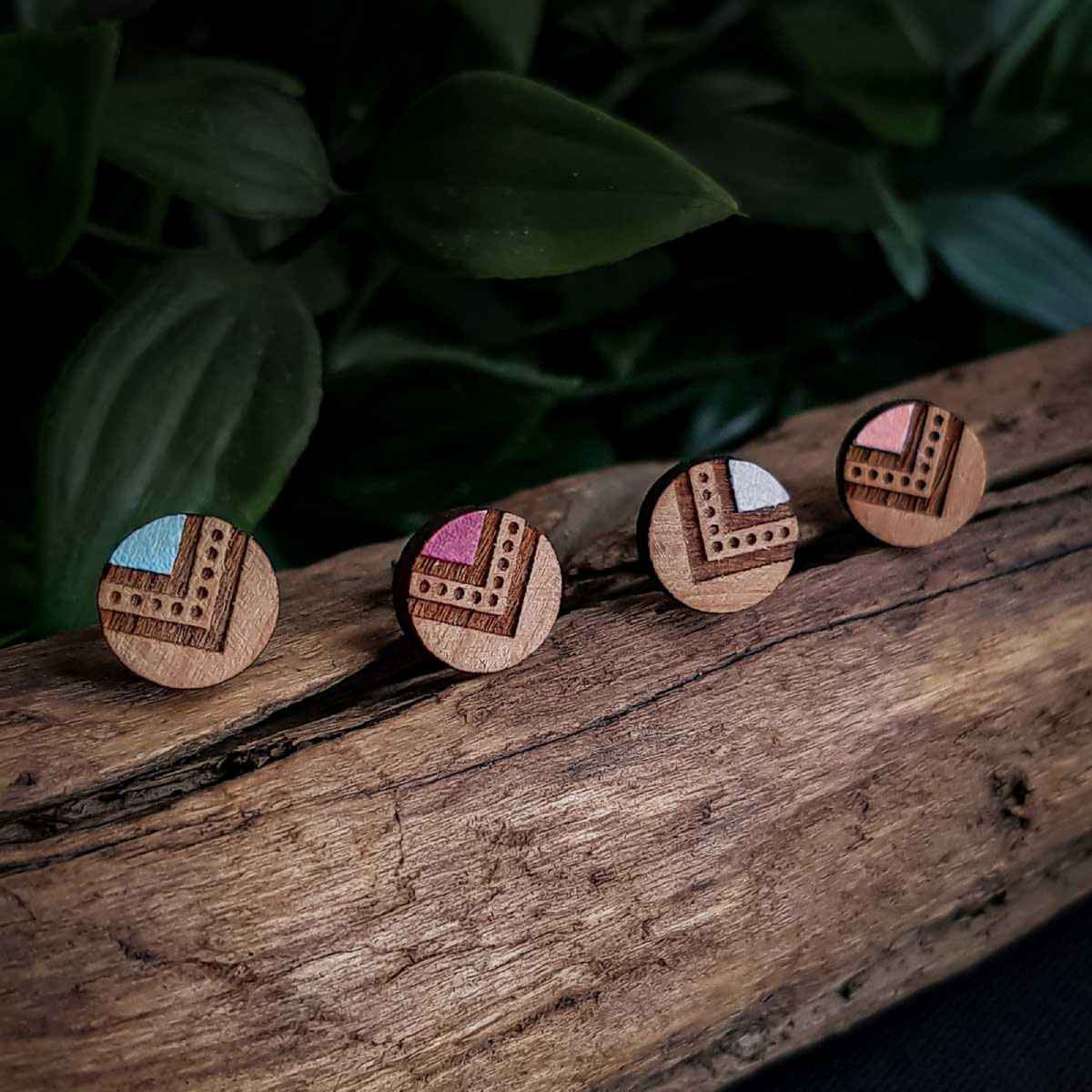 clous-oreilles-indyana-couleur clous d'oreilles en bois Indyana peints à l'acrylique