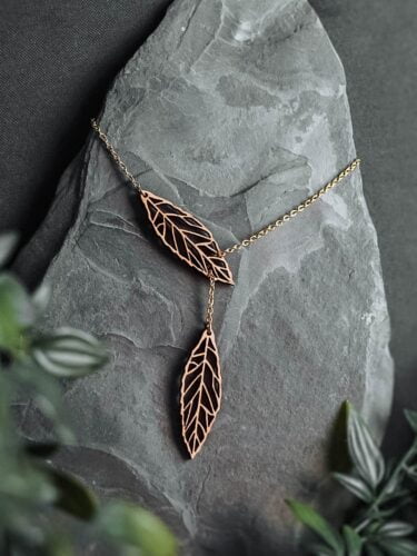 Ekinox wooden necklace in the shape of a leaf