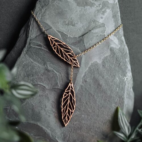Ekinox wooden necklace in the shape of a leaf