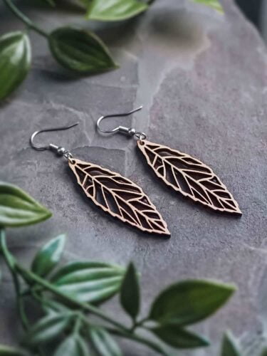 Leaf-shaped Ekinox wooden earrings