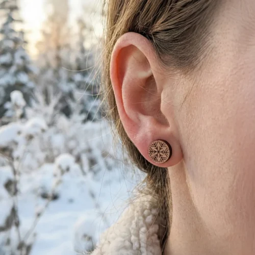 Clous d'oreilles en bois Qanuk au design de flocon