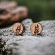 Clous-oreilles-en-bois-pinver-1 Clous d'oreilles en bois sapin