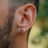 Orecchini a bottone in legno ispirati ai motivi dell'abete