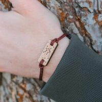 Bracciale in legno con il segno zodiacale dell'Acquario