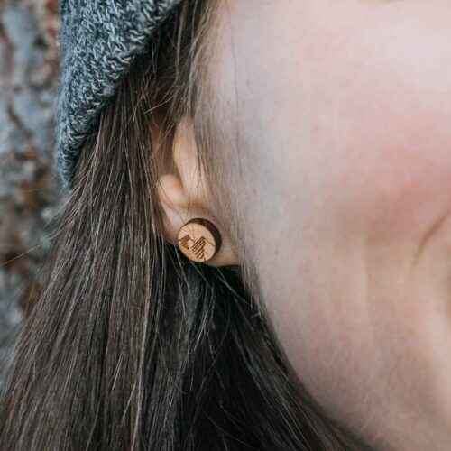 Pic wooden stud earrings with mountain motif