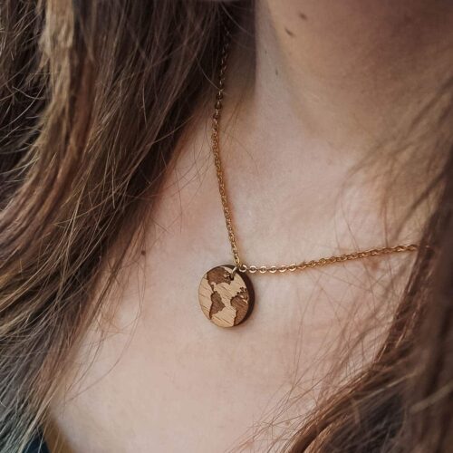 collier en bois en forme de planète terre