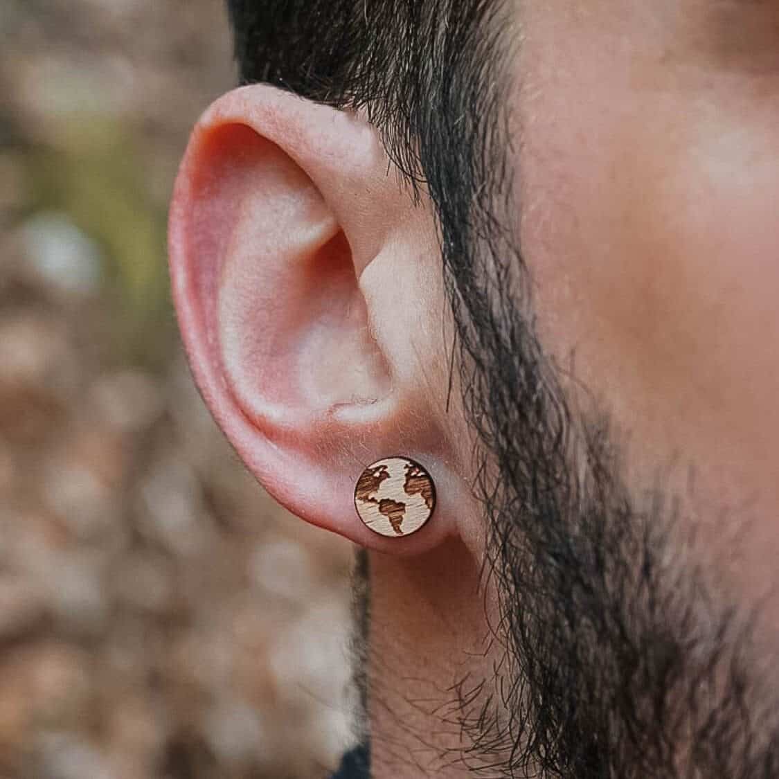 Clous d'oreilles en bois en forme de planète Terre