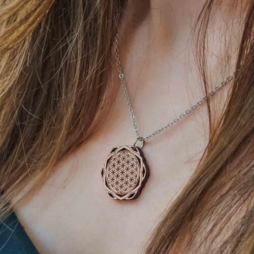 Collier en bois avec le symbole de la fleur de vie