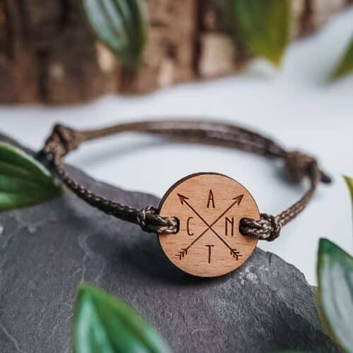 Bracelet en bois personnalisé avec croix et initiales