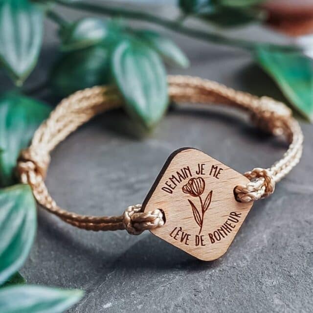 Personalized wooden bracelet with flower