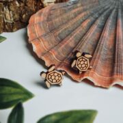 clous-oreilles-en-bois-turtl-2 Clous d'oreilles en bois tortue