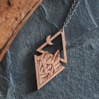 Holzkette mit Bergen, Mond und Sonne