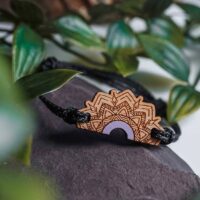 Bracelet en bois mauve pastel inspiré des mandalas