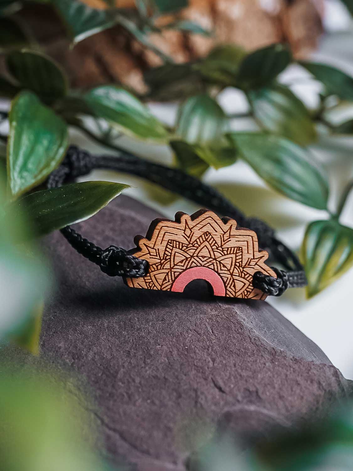 Bracelet en bois pourpre pastel inspiré des mandalas