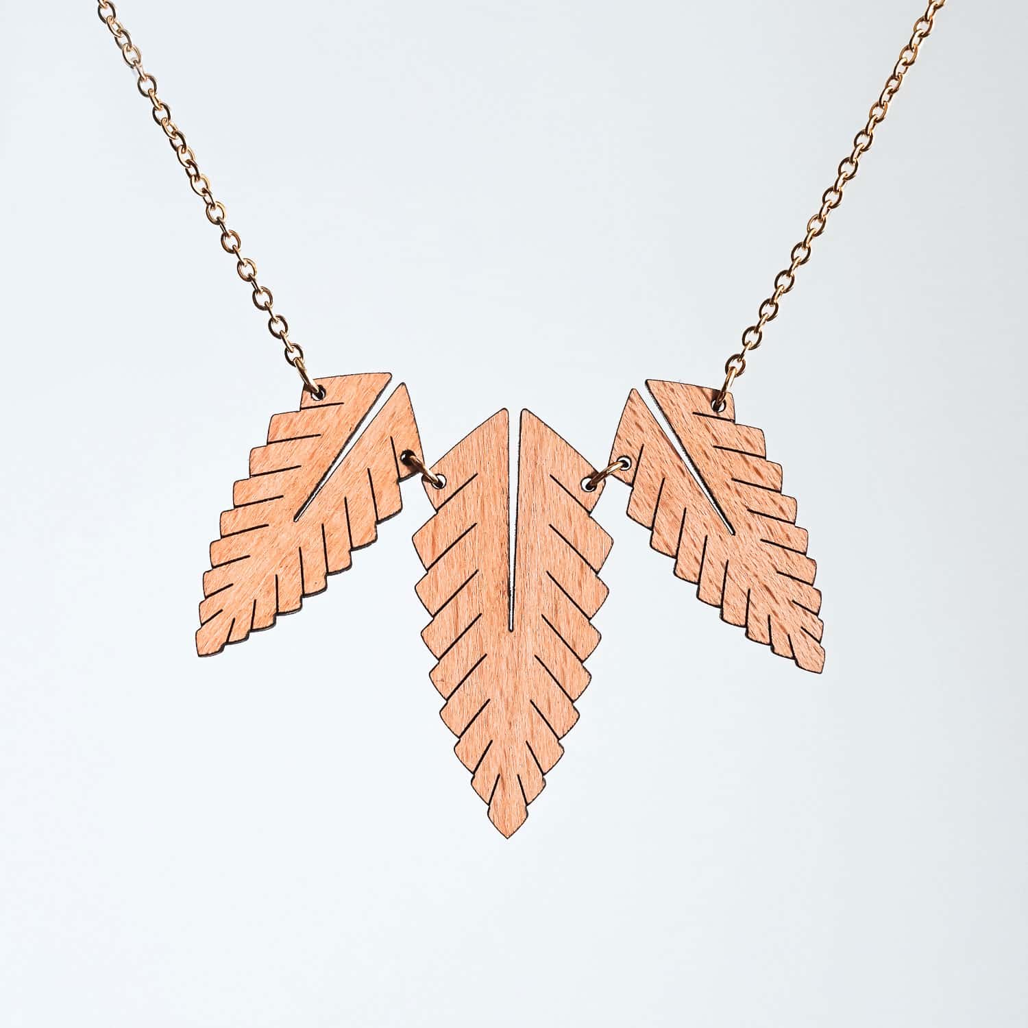 Foglia wooden necklace with golden chain