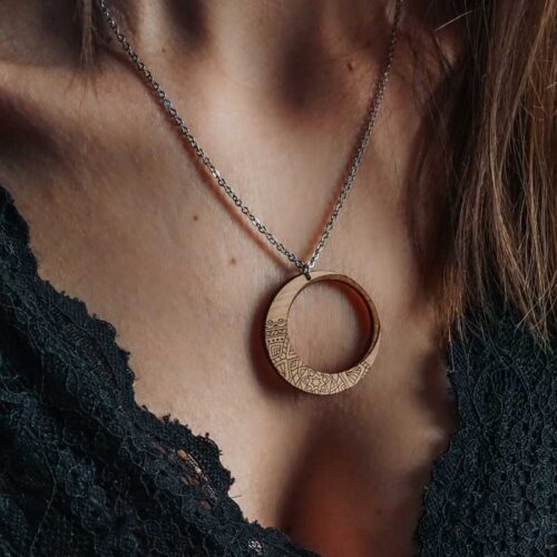 Collier en bois lune et mandala