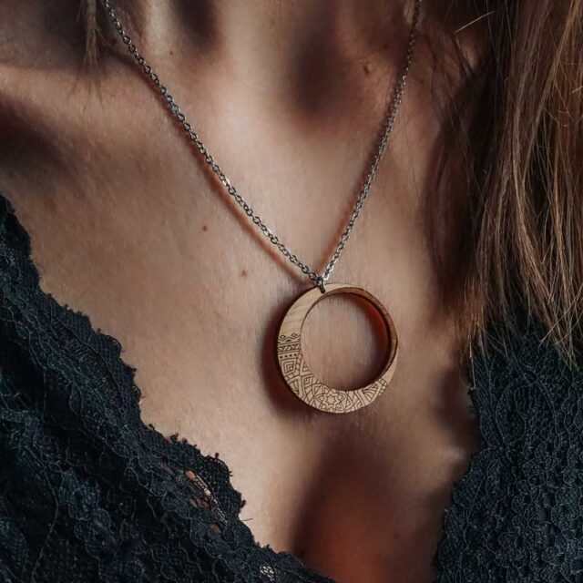 Halskette aus Holz mit Mond und Mandala
