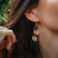 Ohrringe aus Holz, inspiriert von Ginkgoblättern