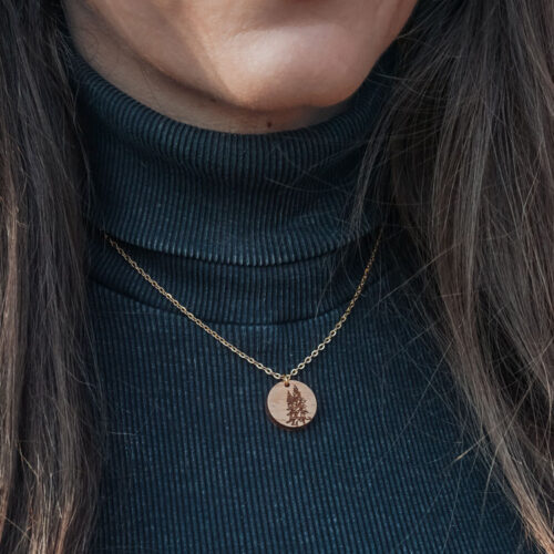 Collier en bois avec motif de sapins