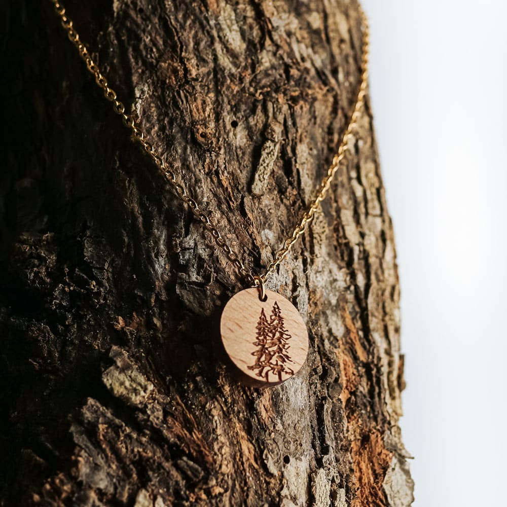 Wooden necklace with fir tree motif