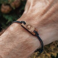 Bracelet en bois au motif de montagne et soleil