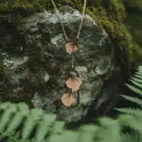 Collier-en-bois-ginkgo-or-10-2 Collier élégant en bois suisse au design de feuilles de Ginkgo