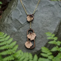 Elegante collana in legno svizzero con motivo a foglia di Ginkgo
