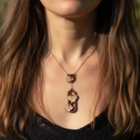 Elegante collana in legno svizzero con motivo a foglia di Ginkgo
