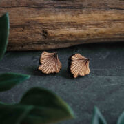 Clous-oreilles-en-bois-ginkgo-2 Clous d'oreilles en bois Ginkgo