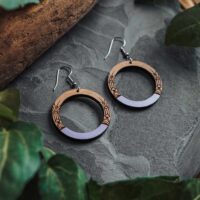 Ohrringe aus Holz mit ethnischen Mustern, bemalt mit mauvefarbenem Acryl