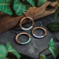 Ohrringe aus Holz mit ethnischen Mustern, bemalt mit Acrylfarben