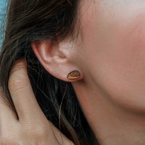 Clous d'oreilles en bois suisse au design d'hérisson