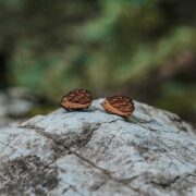 Ohrstecker aus Holz in Igelform - 3 Schweizer Holzohrstecker mit Igelmotiv