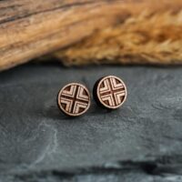 clous-oreilles-en-bois-kryss-1 Clous d'oreilles en bois Kryss au design géométrique