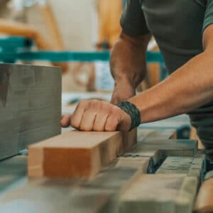 Découpe du bois pour la fabrication de nos bijoux en bois suisse Wooper