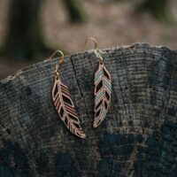 Piuma mismatched feather wooden earrings raw and green
