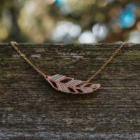 Piuma green feather wood necklace