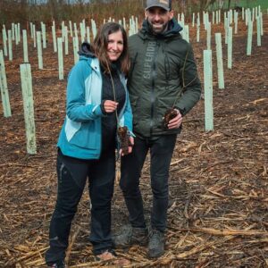 Damien et Laura qui vont planter des arbres
