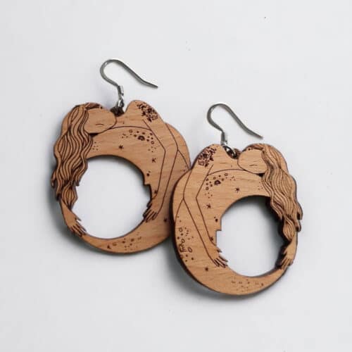 Boucles d'oreilles en bois suisse "Laisse moi briller" par l'artiste Régine Dessine